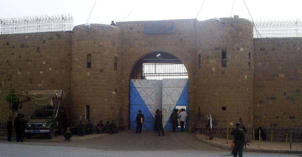 مليشيا الحوثي تنقل معتقلين من السجن المركزي بصنعاء الى جهات غير معروفة