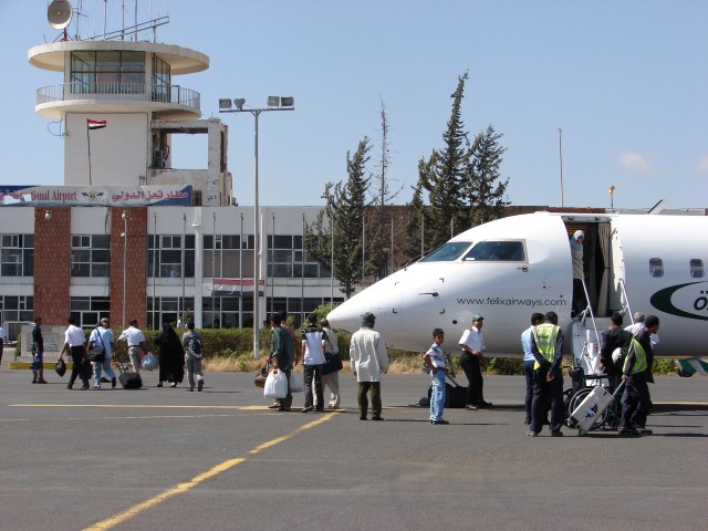 مئات اليمنيين عالقون في مطارات العالم